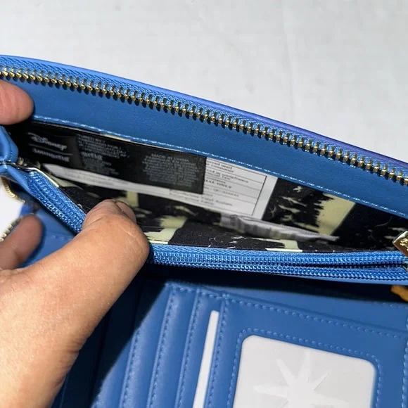 Disney Loungefly wallet - Picture 9 of 10